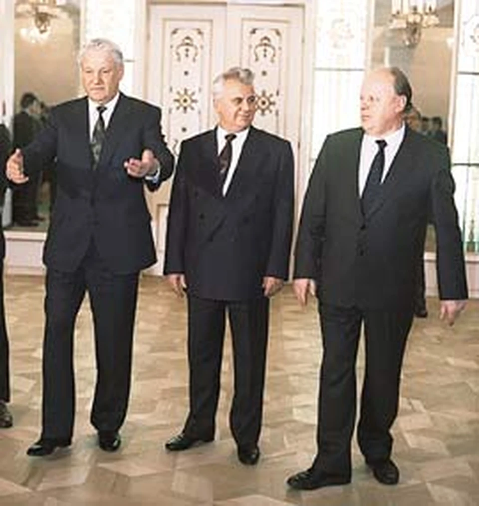 Беловежская пуща, 8 декабря 1991-го. (Слева направо) Борис Ельцин, Леонид Кравчук и Станислав Шушкевич готовы к похоронам Союза.