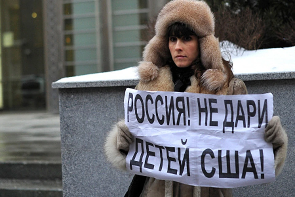Участница пикета в поддержку запрета на усыновление российских детей зимой 2013 года.