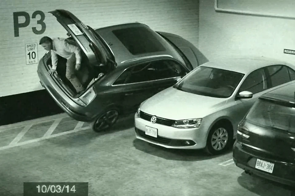 Припарковавшись таким макаром, водитель преспокойно вышел через дверь багажника, автоматически открывающуюся. Фото Audi.