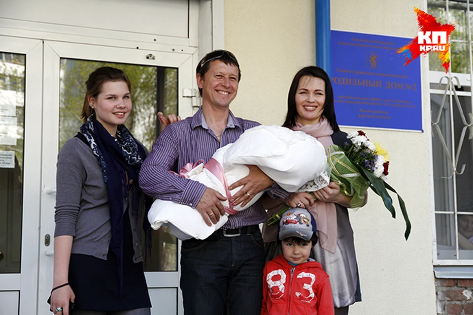 Ольга, её старшая дочь (от первого брака) и супруг на выписке из роддома три года назад