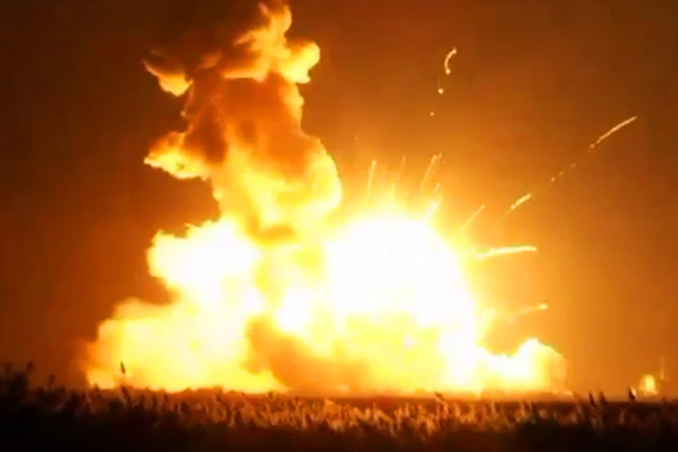 Ракета Antares взорвалась и упала на землю сразу после старта. Фото: NASA