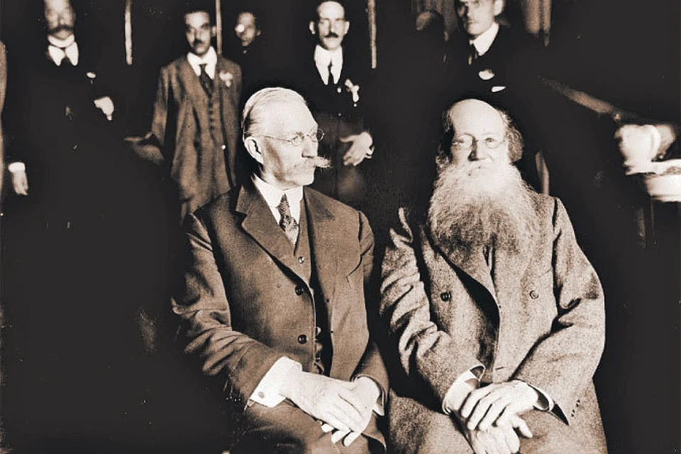 В августе 1917 года Петр Кропоткин принял участие в работе Государственного совещания, пытавшегося объединить политические силы страны. Рядом с ним лидер партии кадетов Павел Милюков.