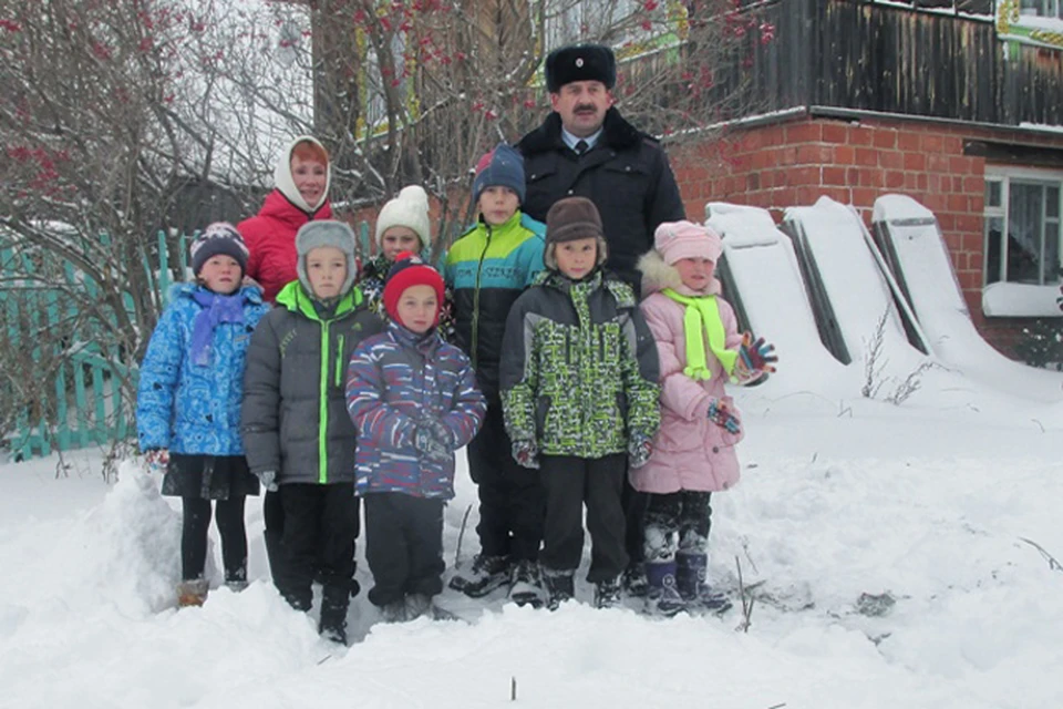 Олеся лихунова семья. Олеся лихунова 2021. Приемные дети екатеринбург. Егор олегович андреев уралавтоприцеп. Фото семья полиции зима.