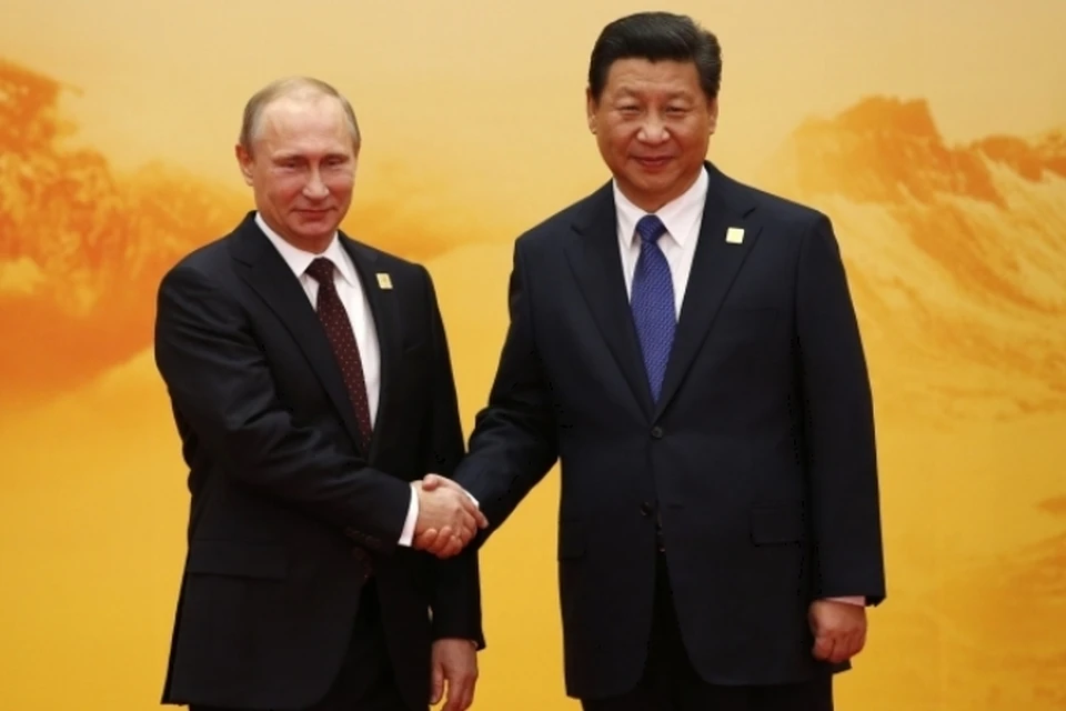 Президент России Владимир Путин обменивается рукопожатием с президентом КНР Си Цзиньпином