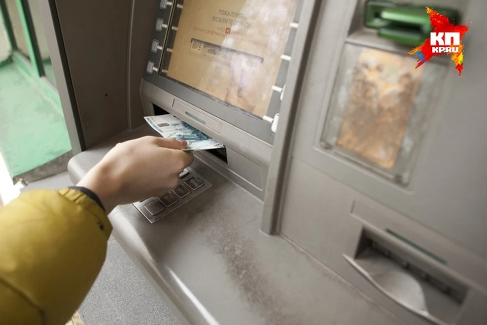 Эксперты считают, что банкоматы в помещениях заслуживают большего доверия, чем их уличные «собратья». Фото: Анастасия ОСИПОВА.