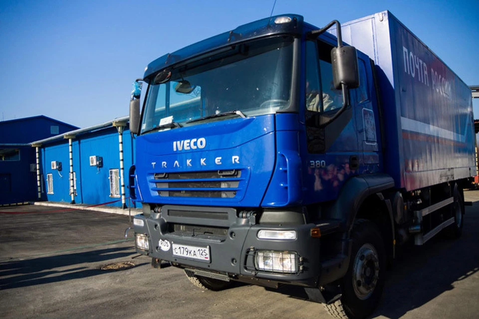 Фирменный синий фургон «Почты России» привез на новый ММПО более 400 посылок из Китая. Фото: с сайта postpk.ru