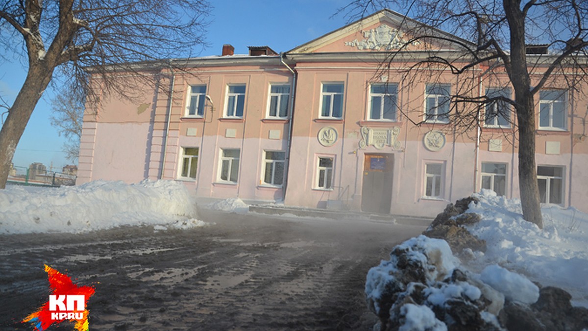 Школьный двор в Новосибирске превратился в каток из-за коммунальной аварии  - KP.RU