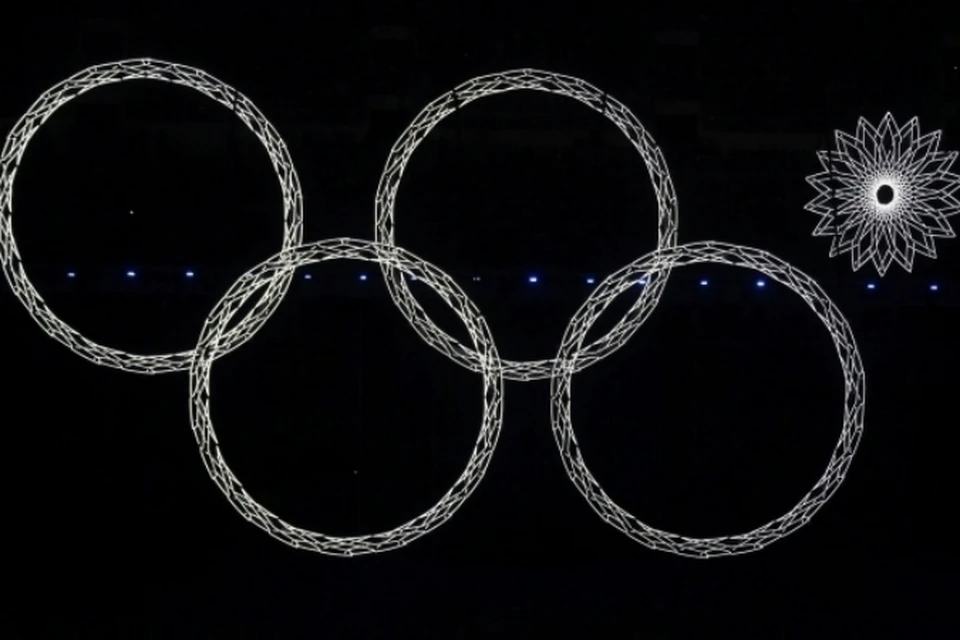 Одна из снежинок во время церемонии открытия олимпиады не превратилась в олимпийское кольцо