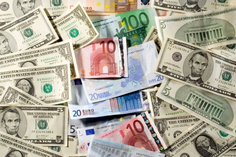Доллар упал на 4,7 рубля, евро - на 4,1 рубля