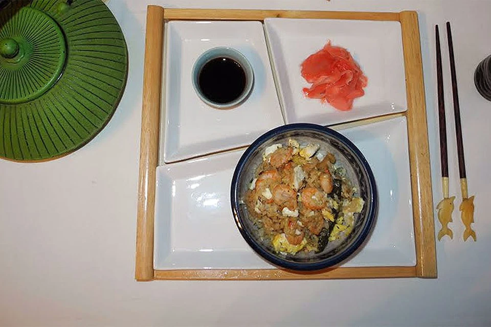 Жареный рис с креветками и овощами: наш обозреватель делится рецептами санкционной кухни