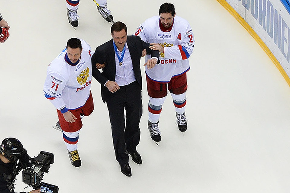 Игроки сборной России во время прощания с командой экс-капитана сборной России Алексея Морозова