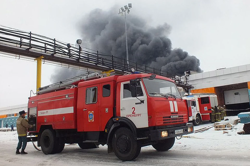 В самом крупном торговом центре Оренбурга произошел пожар.