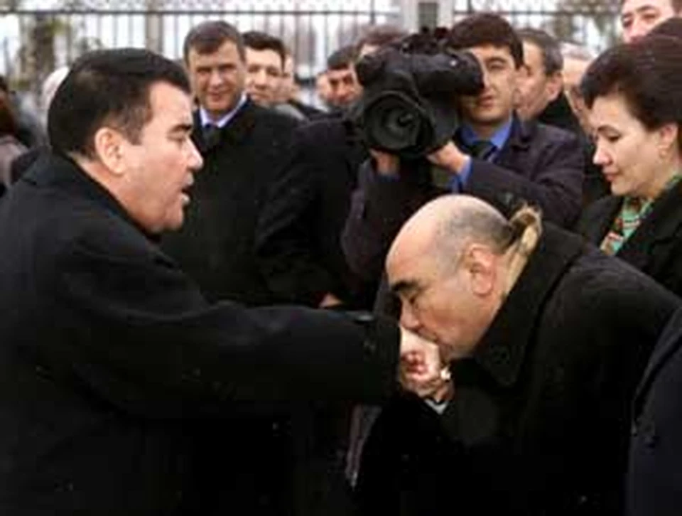 Каждый в Туркмении должен преклоняться перед Вождем. Не умеешь - научат, не хочешь - посадят.