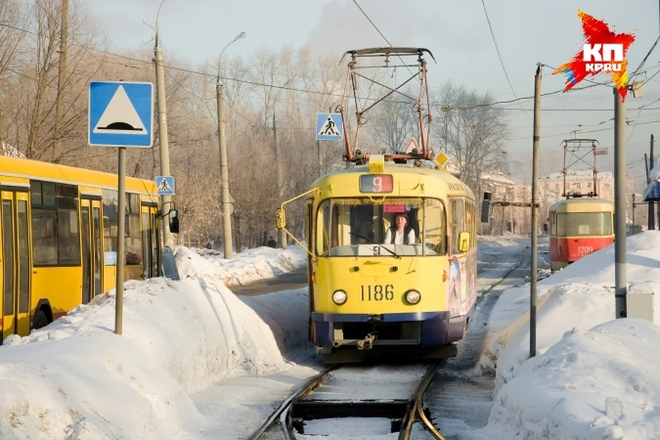 Ижевск транспорт трамвай. Трамвай Ижевск. Трамваи Ижевска зимой. Дрифт трамвай Ижевск. Первое трамвайное движение в Удмуртии.