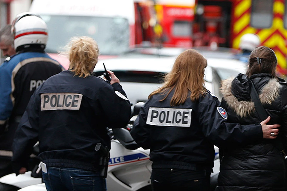 Двое полицейских были расстреляны из автоматического оружия на юге столицы Франции
