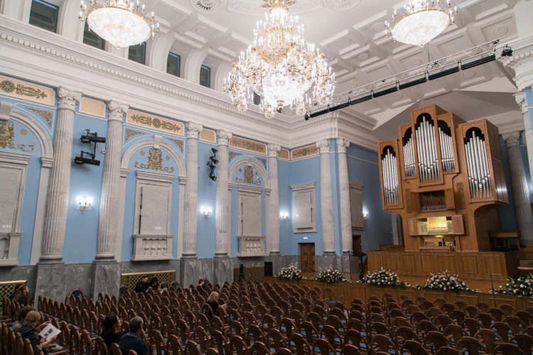 В Челябинском зале «Родина» поставили кресла для полных и худых