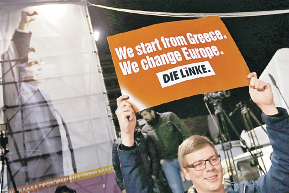 «Мы начали с Греции. Мы изменим Европу», - написано на плакате этого сторонника партии СИРИЗА.