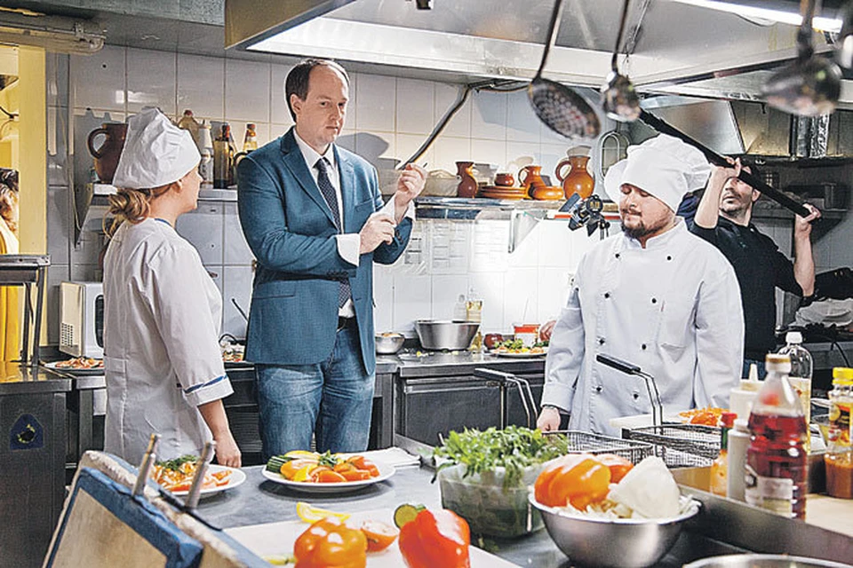 Никита Тарасов (в центре) привык сниматься в окружении кастрюль и поваров. Ведь его герой в сериале «Кухня» - французский кондитер. Фото: Кинокомпания «Марс Медиа»