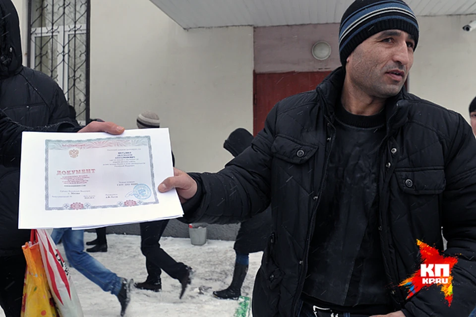 Этот мужчина прошел экзамен и получил документ, подтверждающий его знание русского языка, истории и права.