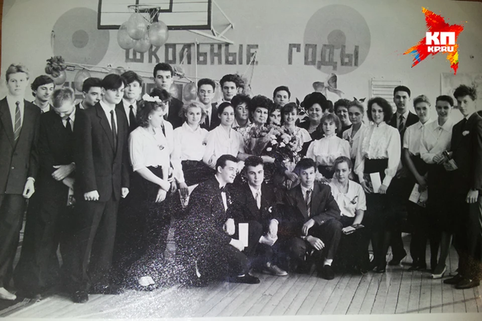 Последний звонок, Яна Прежевская, вторая слева. Фото: предоставлено Татьяной СЕЛЕНКОВОЙ