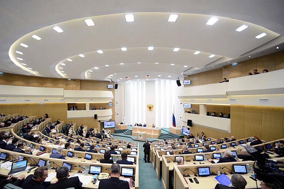 Совет Федерации на своем заседании собирается принять решение о сокращении зарплат сенаторов на 10 процентов