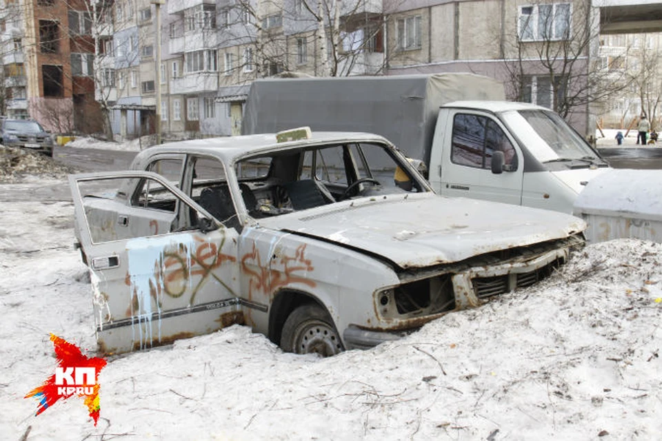 В Ярославле нашли более ста брошенных после зимы машин.