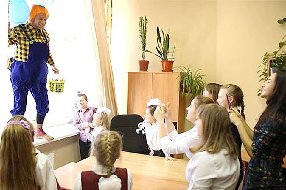 Дмитрий Хрусталев в костюме Карлсона на съемках шоу. Фото: Первый канал