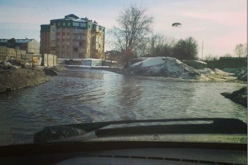 Вода, кругом вода. На некоторых улицах явно не хватает паромных переправ Фото: группа "ЧП Омск" ВКонтакте