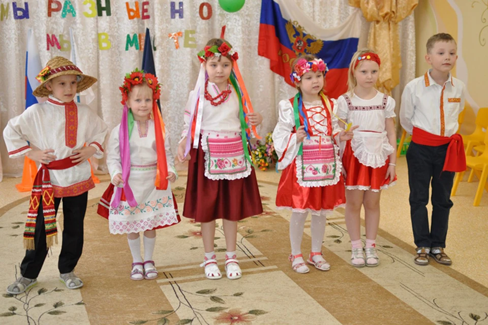 Дети в национальных украинских костюмах