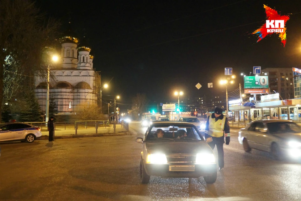 Видео: пьяная авиадебоширка показала все, что скрыто под юбкой — — В мире на РЕН ТВ