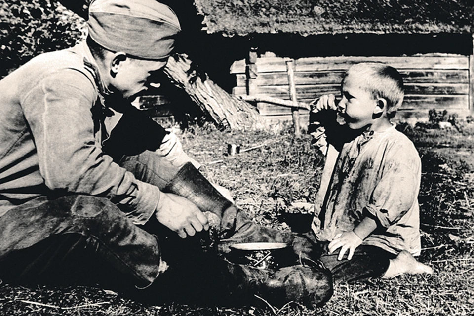Этот снимок (автор А. Дитлов) в архиве ТАСС подписан так: «Советский солдат кормит мальчика кашей из своего котелка. Литовская ССР, Вильнюсская область, 1 июня 1944 г.».