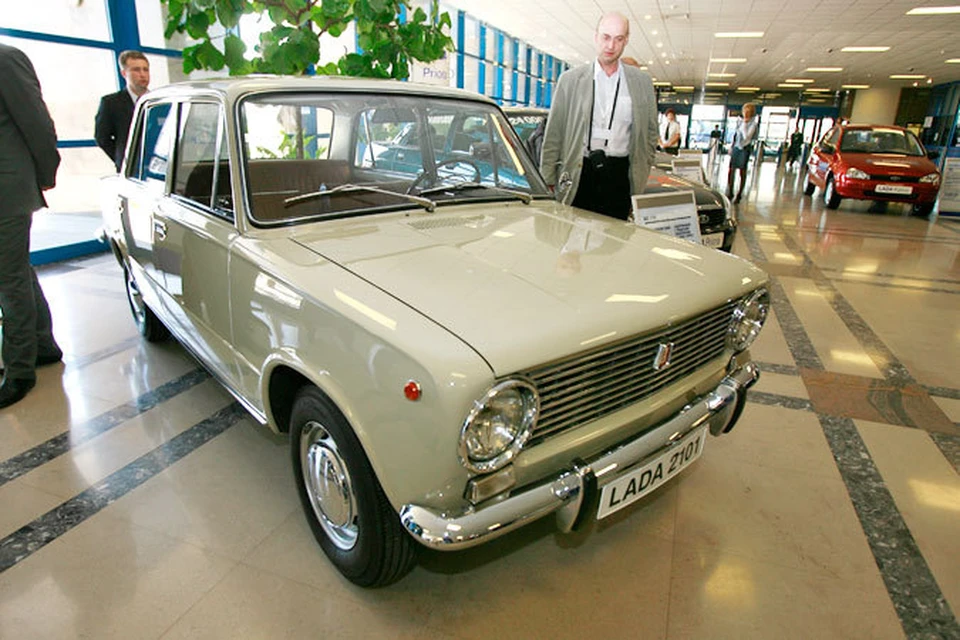 Первый автомобиль сошел с конвейера Автоваза 45 лет назад.