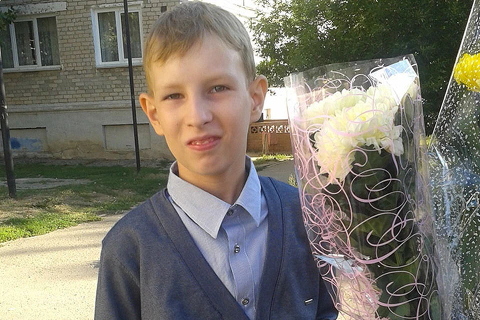 После тяжелейшей операции на мозге, 10-летний Максим пошел в первый класс обычной школы.