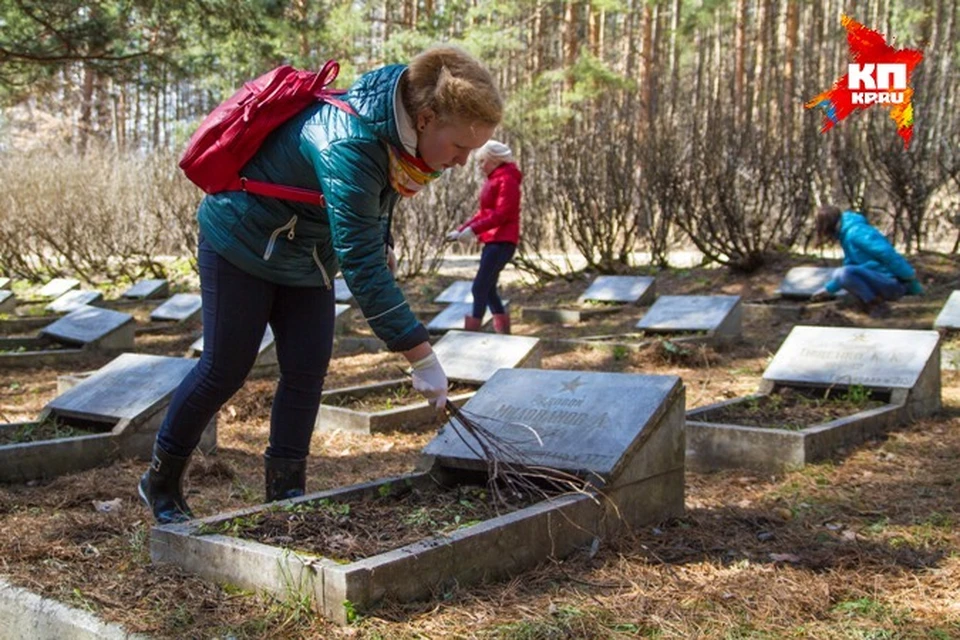 В Ижевске 10-классники привели в порядок могилы неизвестных солдат на Нагорном кладбище