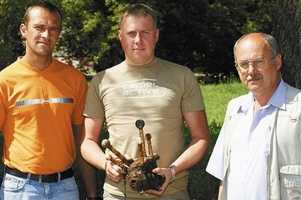 Юрий Мелконов (справа) с рижскими аквалангистами Алексеем Кравчуком (слева) и Андрисом Вилксом, в его руках — поднятый со дна Рижского залива рычаг управления двигателем из кабины летчика Бостона А-20. Фото: с сайта baltnews.lv
