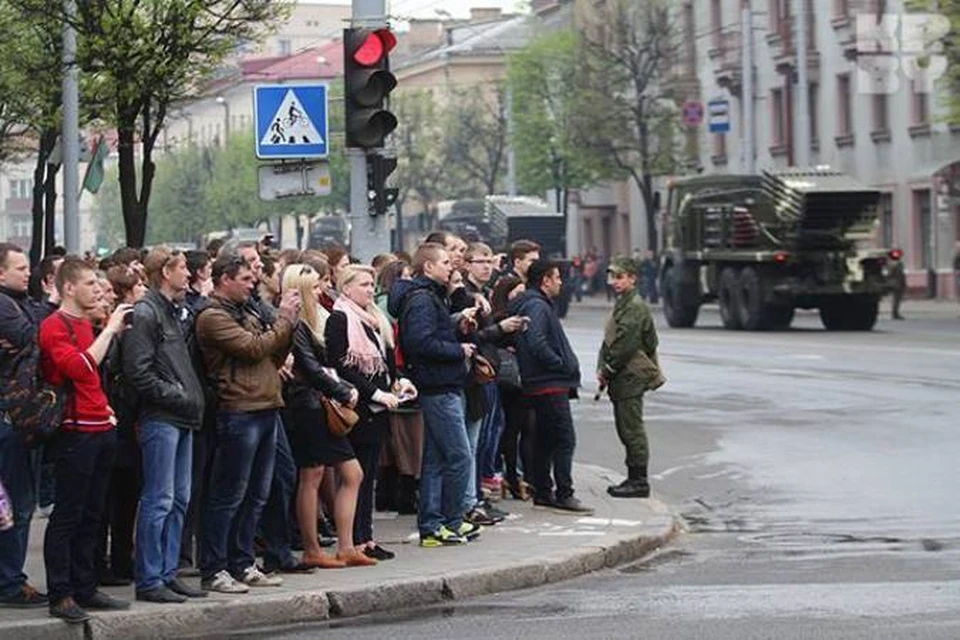 Когда идет военная техника, стоят все: и пешеходы, и автомобилисты, и общественный транспорт.