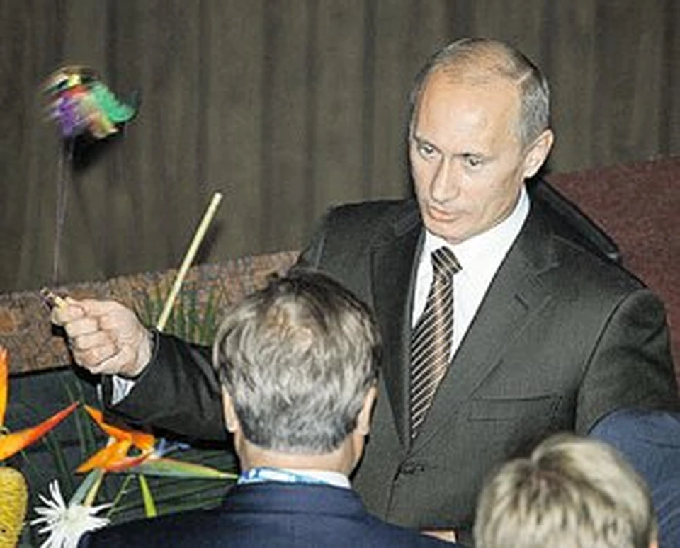 Перед церемонией открытия сессии МОК хозяева вручили всем гостям традиционные гватемальские «игрушки-вертушки». ВВП тут же освоил экзотический подарок.