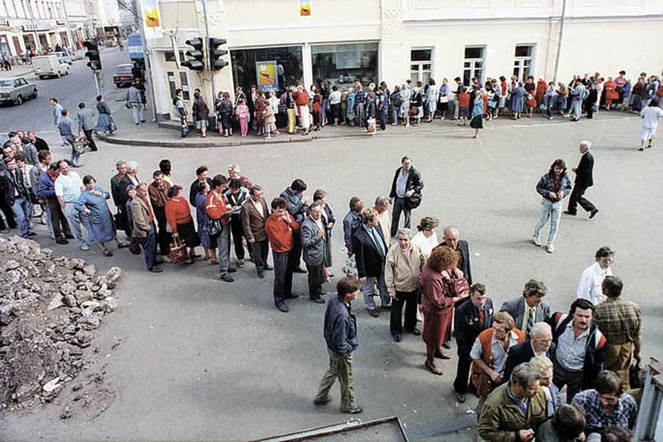 Очередь за спиртным порой растягивалась на квартал. Москва, 1988 год.