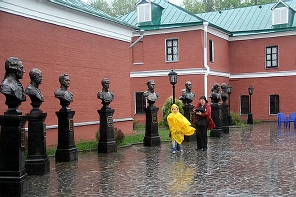 Пока памятники адмиралам стоят в Сергиевом Посаде. Фото: администрация города