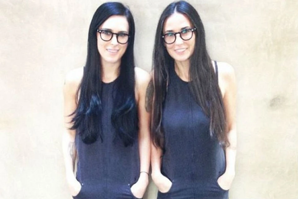 На снимке Деми и ее 26-летняя дочь Румер Уиллис позируют, одетые в одинаковые комбинезоны, с похожими прическами и в очках идентичной формы.  Фото: Instagram.