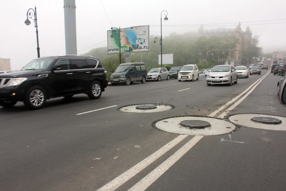 Власти прислушались к жалобам и стали подняли утопленные люки