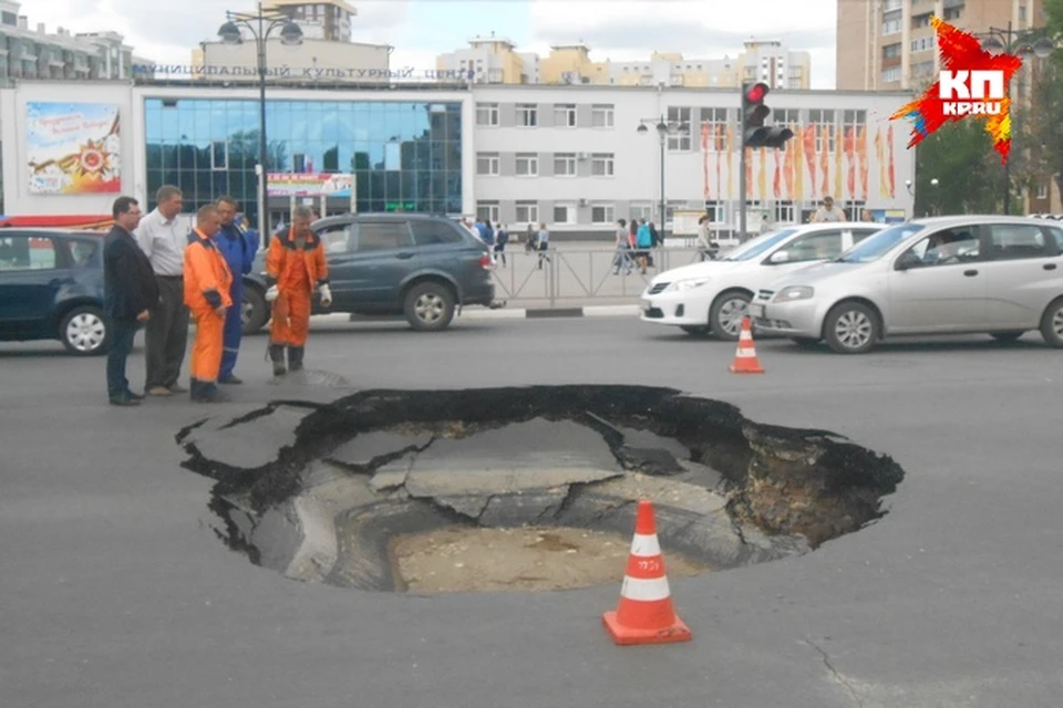 В рязани сошли. Рязань провалился асфальт. Провал дороги в Рязани. Провалился асфальт на б.Дмитровке. В Рязани провалился асфальт на площади Победы.