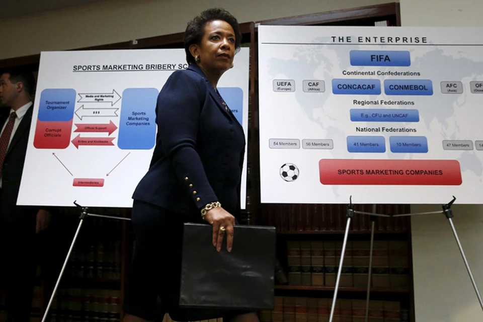 Генпрокурор США Лоретта Линч на фоне коррупционной схемы ФИФА, о которой идет речь в докладе