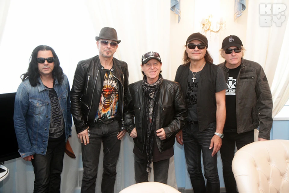 Scorpions приземлились практически в центре Минска - и сразу решили пообщаться с журналистами.
