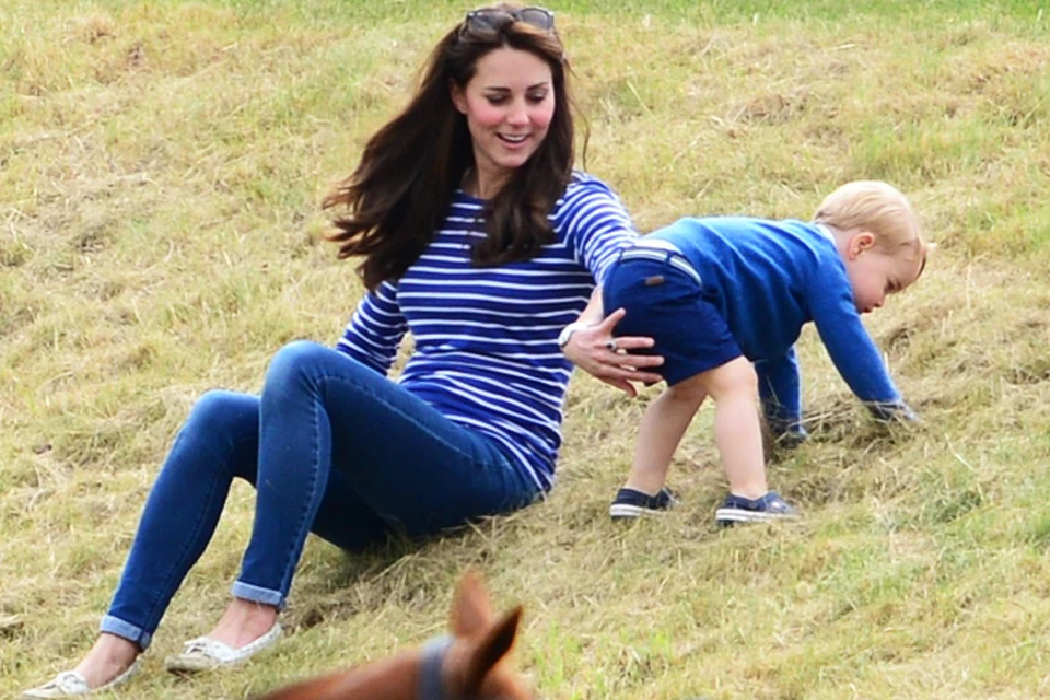 Пока принц Уильям играл в поло, Кэтрин и Джордж уселись на краю поля прямо на травке.