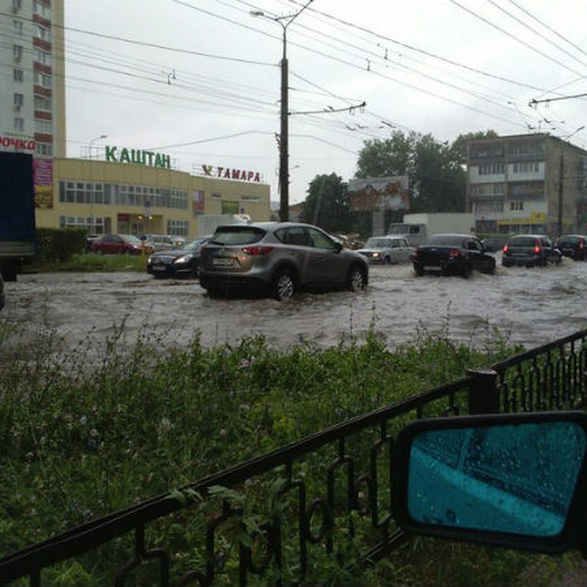 В Тольятти прошел сильный ливень, улицы города затопило бурными потоками  воды - KP.RU