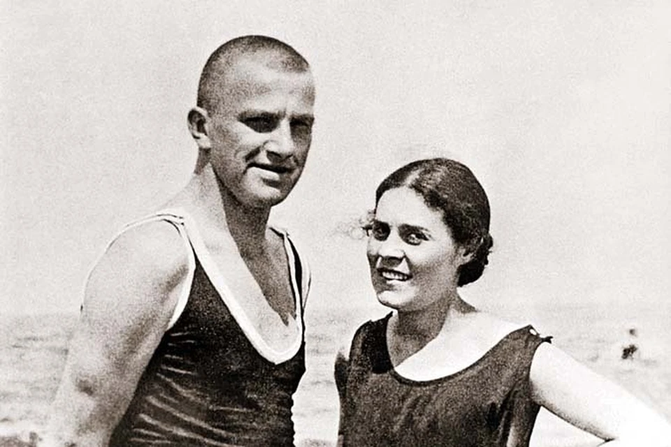 Маяковский и Брик на курорте в Германии. 1925 год.