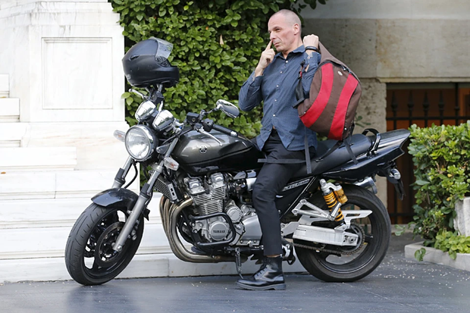 Министр финансов Греции ездит на службу на мотоцикле