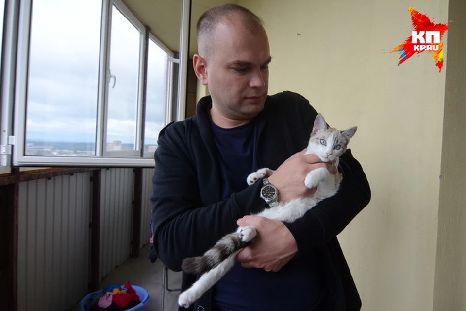 Вадим вместе с кошкой-десантницей. Теперь хозяин подумывает сменить ей имя, называть в честь истребителя-бомбардировщика Су-34.