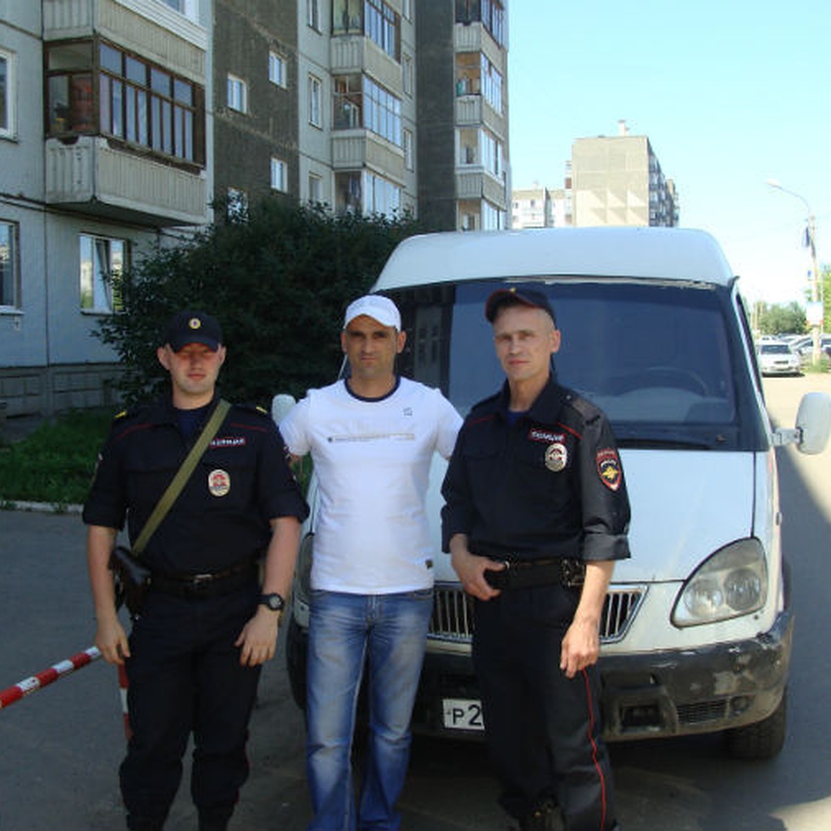 В Красноярске полицейские спасли водителя, едва не сгоревшего заживо в  своем автомобиле - KP.RU